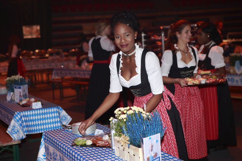 Mädels mit Dirndl